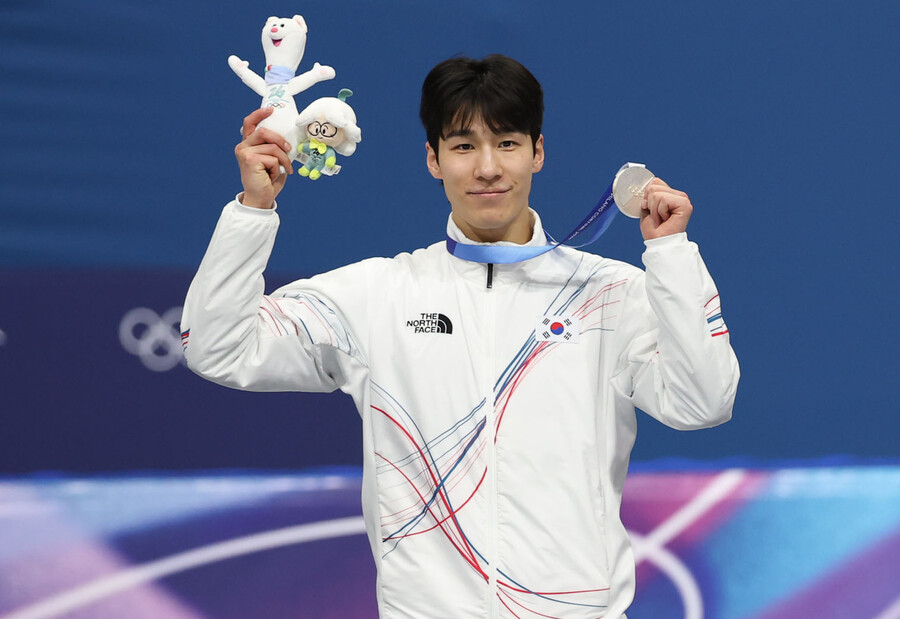 ▲ 황대헌은 15일 이탈리아 밀라노 아이스스케이팅 아레나에서 열린 2026 밀라노·코르티나담페초 동계올림픽 쇼트트랙 남자 1500m 결승에서 2분12초304를 기록, 9명 중 두 번째로 결승선을 통과하며 은메달을 차지했다. 금메달은 2분12초219를 기록한 네덜란드의 옌스 판트바우트에게 돌아갔다. 라트비아의 로베르츠 크루즈베르크스는 2분12초376으로 동메달을 목에 걸었다. 함께 결승에 오른 신동민(화성시청)은 2분12초556으로 4위를 기록했다. ⓒ연합뉴스