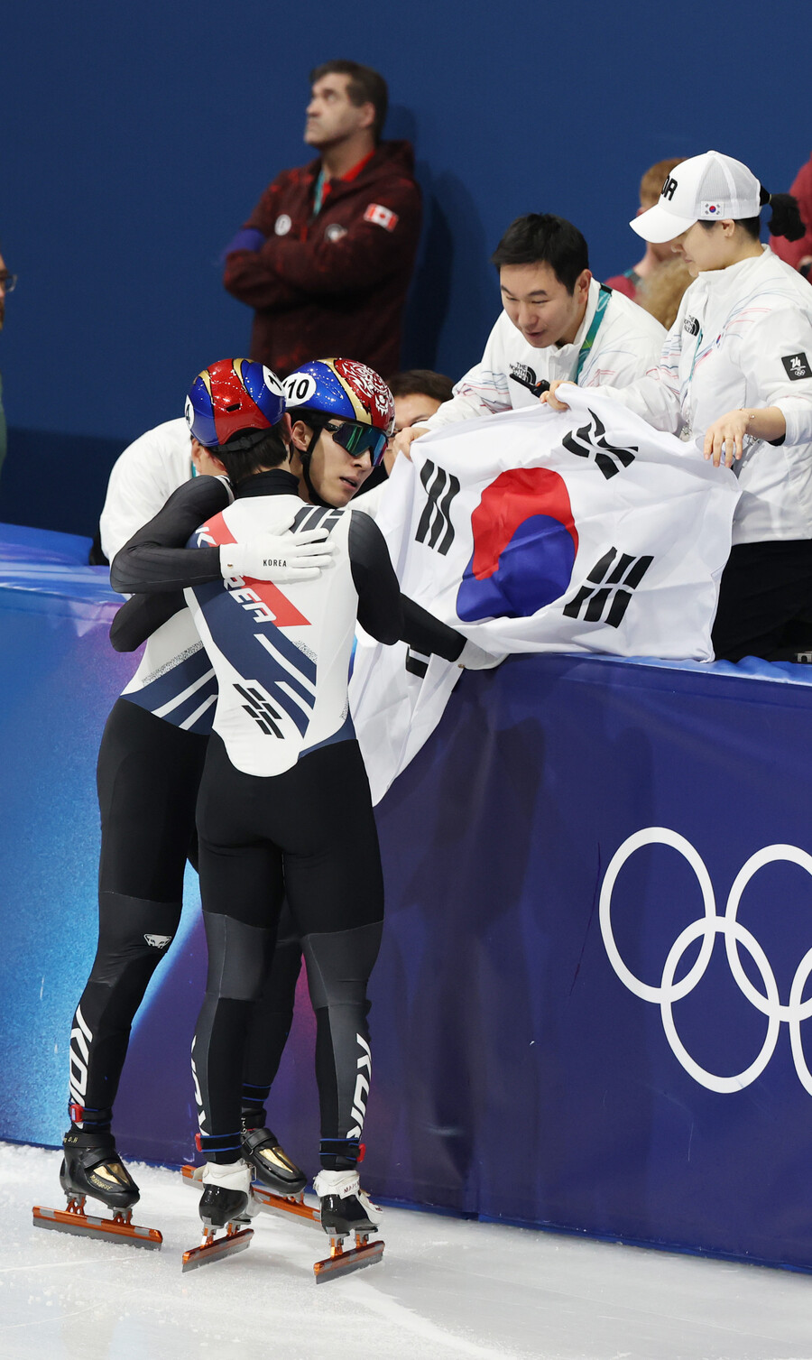 ▲ 황대헌은 15일 이탈리아 밀라노 아이스스케이팅 아레나에서 열린 2026 밀라노·코르티나담페초 동계올림픽 쇼트트랙 남자 1500m 결승에서 2분12초304를 기록, 9명 중 두 번째로 결승선을 통과하며 은메달을 차지했다. 금메달은 2분12초219를 기록한 네덜란드의 옌스 판트바우트에게 돌아갔다. 라트비아의 로베르츠 크루즈베르크스는 2분12초376으로 동메달을 목에 걸었다. 함께 결승에 오른 신동민(화성시청)은 2분12초556으로 4위를 기록했다. ⓒ연합뉴스