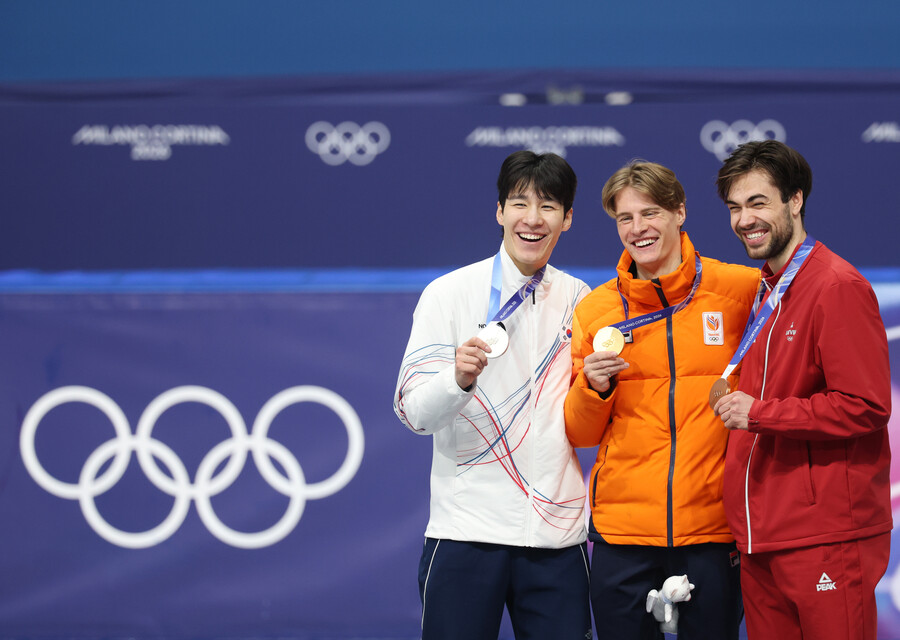 ▲ 황대헌은 15일 이탈리아 밀라노 아이스스케이팅 아레나에서 열린 2026 밀라노·코르티나담페초 동계올림픽 쇼트트랙 남자 1500m 결승에서 2분12초304를 기록, 9명 중 두 번째로 결승선을 통과하며 은메달을 차지했다. 금메달은 2분12초219를 기록한 네덜란드의 옌스 판트바우트에게 돌아갔다. 라트비아의 로베르츠 크루즈베르크스는 2분12초376으로 동메달을 목에 걸었다. 함께 결승에 오른 신동민(화성시청)은 2분12초556으로 4위를 기록했다. ⓒ연합뉴스
