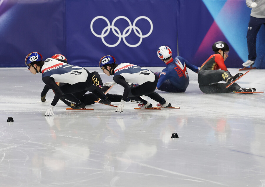 ▲ 황대헌은 15일 이탈리아 밀라노 아이스스케이팅 아레나에서 열린 2026 밀라노·코르티나담페초 동계올림픽 쇼트트랙 남자 1500m 결승에서 2분12초304를 기록, 9명 중 두 번째로 결승선을 통과하며 은메달을 차지했다. 금메달은 2분12초219를 기록한 네덜란드의 옌스 판트바우트에게 돌아갔다. 라트비아의 로베르츠 크루즈베르크스는 2분12초376으로 동메달을 목에 걸었다. 함께 결승에 오른 신동민(화성시청)은 2분12초556으로 4위를 기록했다. ⓒ연합뉴스