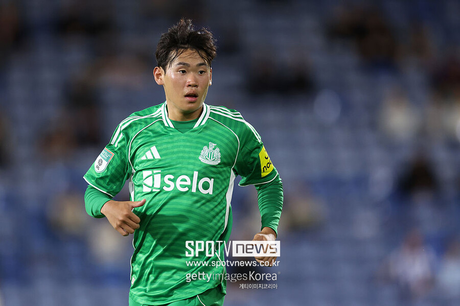▲ 한국 축구 팬들의 기대를 모으고 있는 2007년생 윙어 박승수가 아스톤 빌라와 FA컵 32강전 출전 명단에 이름을 올렸다. 뉴캐슬 U19와 U21에서 주로 뛰는 박승수는 최근 빌라 U21 상대로 골을 뽑아낸 힘을 바탕으로 1군 전력과 함께 움직였다. 다만 출전 기회는 오지 않았다.