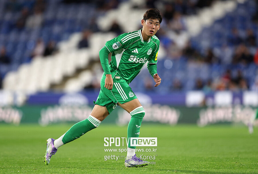 ▲ 한국 축구 팬들의 기대를 모으고 있는 2007년생 윙어 박승수가 아스톤 빌라와 FA컵 32강전 출전 명단에 이름을 올렸다. 뉴캐슬 U19와 U21에서 주로 뛰는 박승수는 최근 빌라 U21 상대로 골을 뽑아낸 힘을 바탕으로 1군 전력과 함께 움직였다. 다만 출전 기회는 오지 않았다.