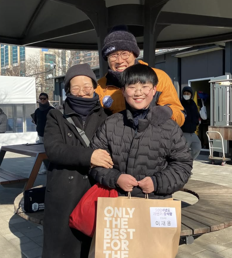 ▲ 아이들과 행복하게 웃고 있는 차범근 전 감독 ⓒfcchaboom 차범근축구교실