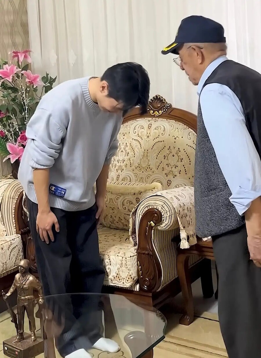 “허리 숙여 인사했다” 22세 조진호의 품격…튀르키예 96세 참전용사 울린 ‘형제의 나라’ 미드필더→"대단히 훌륭한 한국 젊은이" 찬사