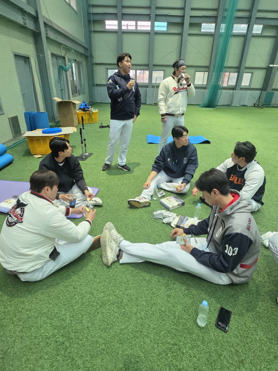 울산 웨일즈 캠프에 몰래온 선물…"선수들 훈련 방해하면 안됩니다" 배려 눈길