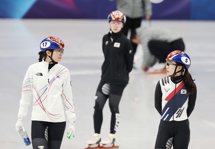 '8년 갈등 풀었다' 심석희 밀고 최민정 역전하고…화해의 부스터 증명 → "결승에서도 팀원들을 믿고 최선 다하겠다" 金 자신