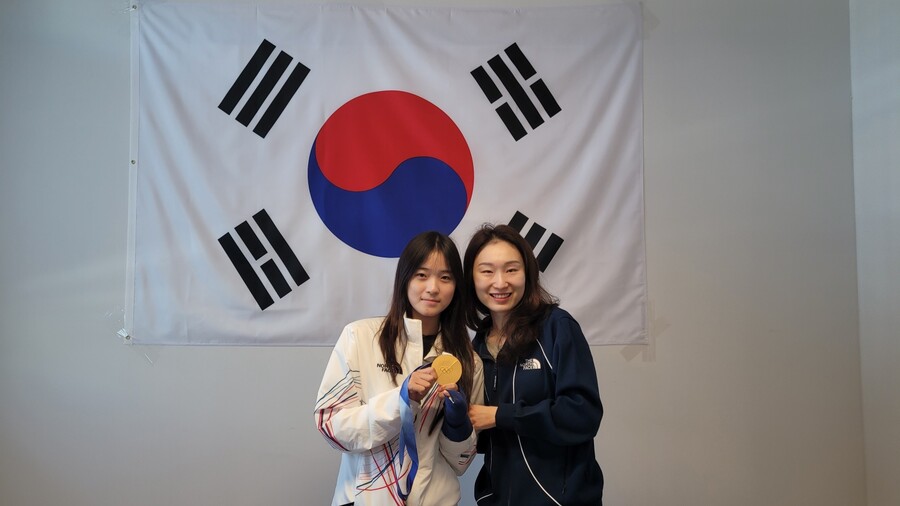 [올림픽] '첫 金' 스노보드 최가온, 최민정 만나 금빛 기운 전달