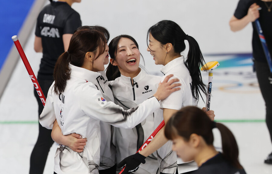 '마치 약속의 8회처럼' 여자 컬링, 숙명의 한일전 통쾌한 승리…4강행 꿈 아니다