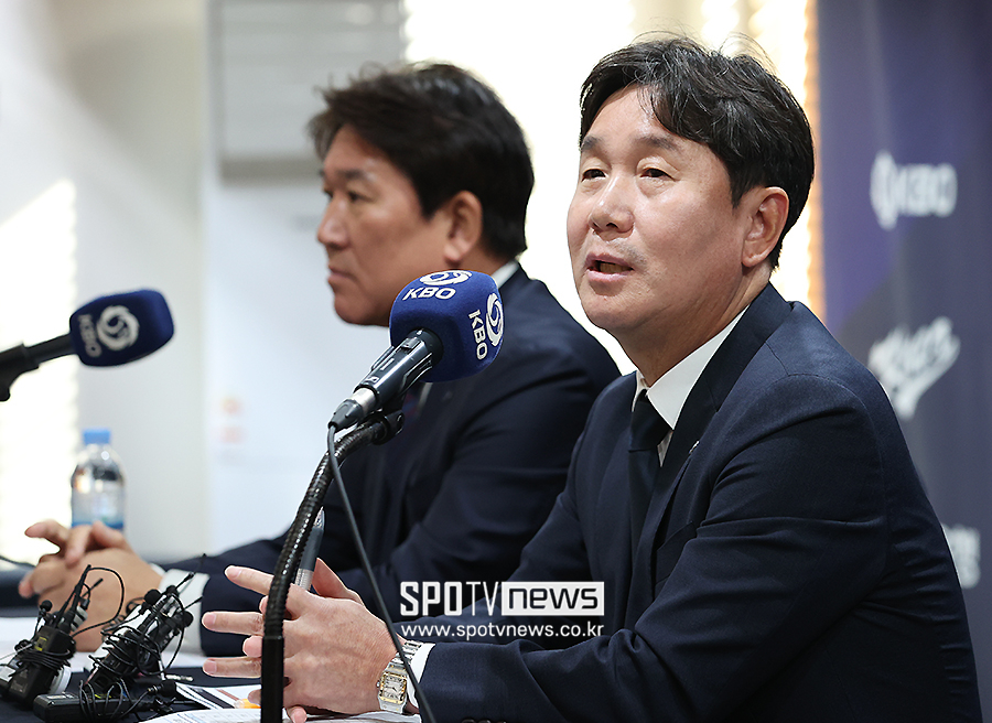 ▲ WBC 대표팀은 이제 선발 투수 공백을 어떻게 메워야할지가 고민이다. 아직 선발 투수들이 남아 있기는 하지만 투구 수 제한(65구)이 있어 결국 불펜 투수들의 멀티이닝 소화가 불가피해졌다는 평가도 나온다.  2023년 마운드 붕괴로 예선 탈락의 비운을 맛봤던 대표팀으로서는 당시의 악몽이 그대로 떠오를 법하다. ⓒ곽혜미 기자