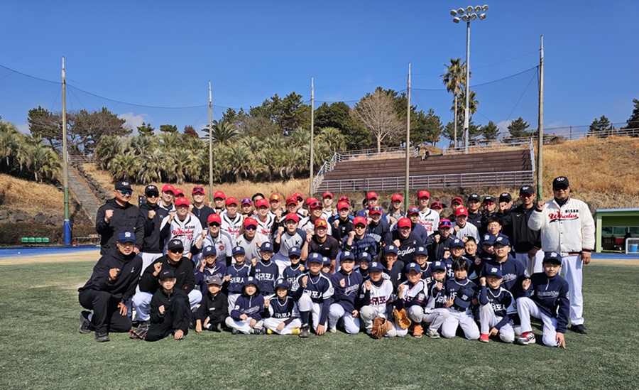 ▲ 제주도에 스프링캠프를 차린 '퓨처스리그 팀' 울산 웨일즈. 울산 선수들의 훈련을 서귀포 리틀야구단 선수들이 참관하며 '야구 열정'을 키웠다. ⓒ 울산 웨일즈