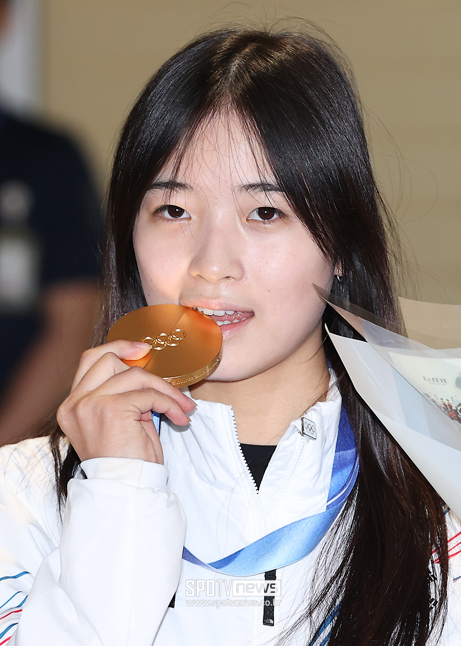 [포토S] 금메달 깨무는 스노보드 최가온
