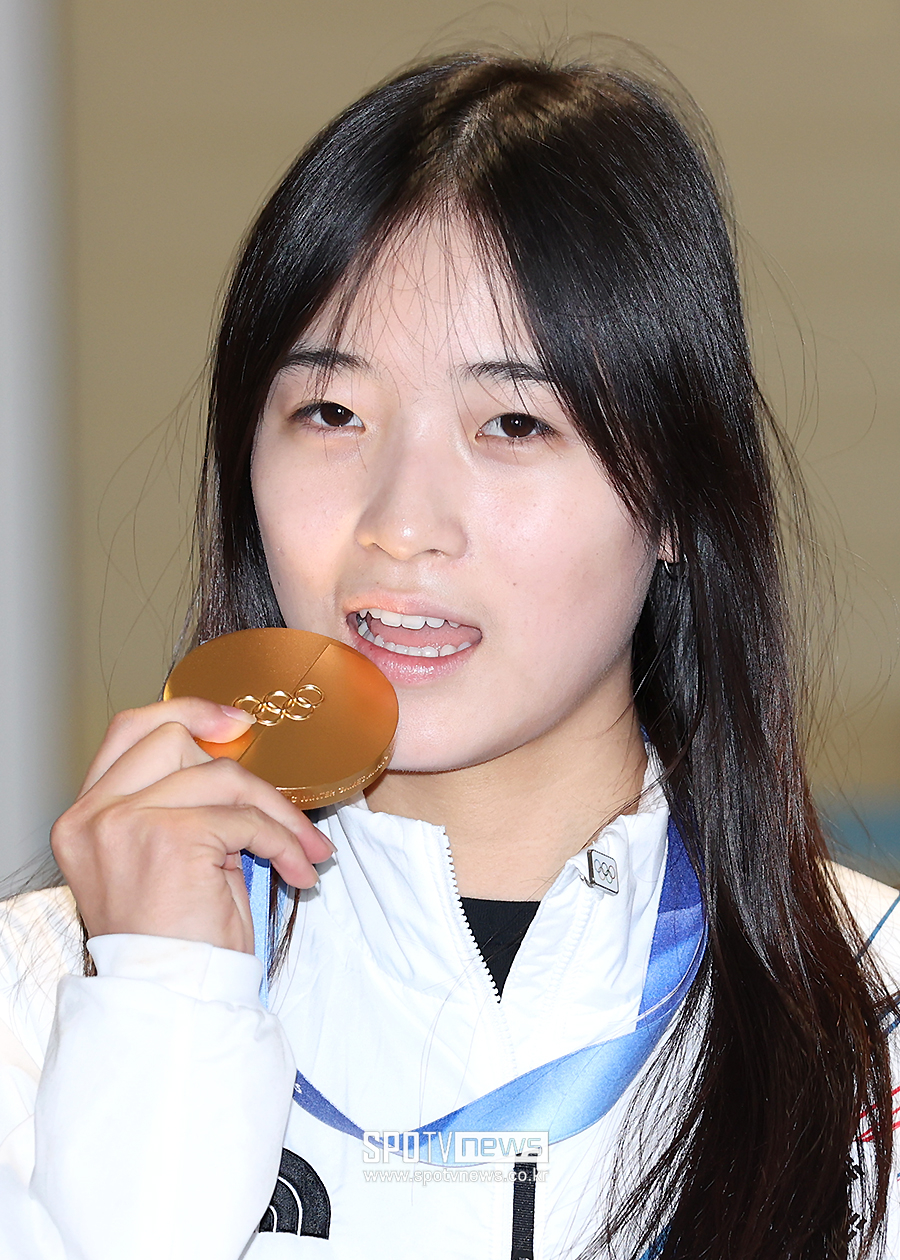 [포토S] '설상 첫 금' 최가온, '금메달을 깨물며'