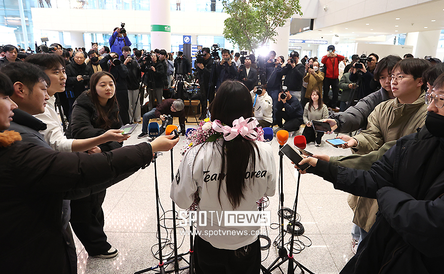 [포토S] 금의환향 최가온 향한 뜨거운 취재 열기