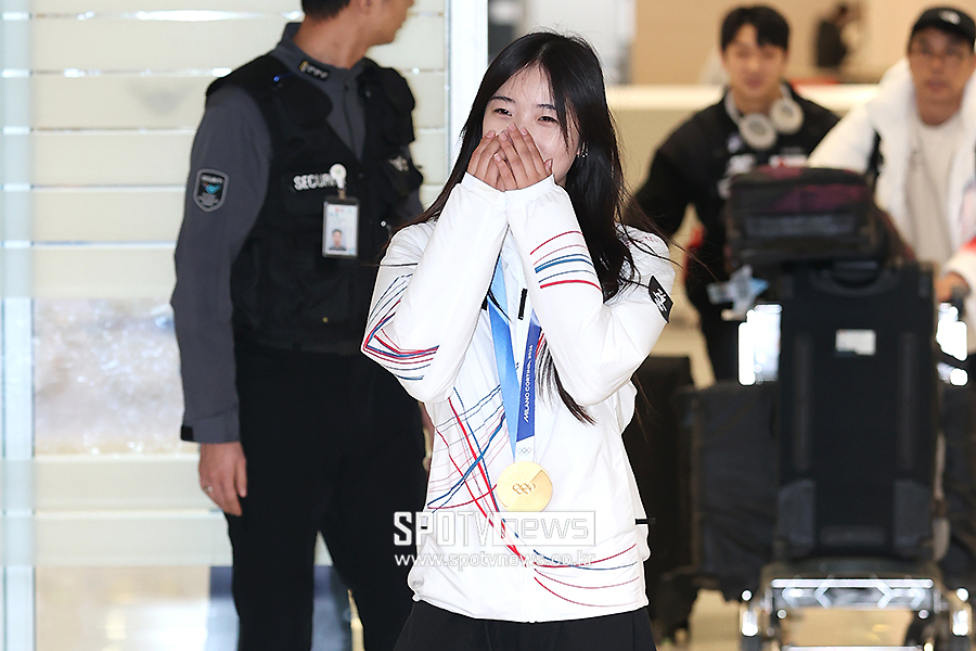 [포토S] 많은 취재진에 쑥스러워하는 최가온