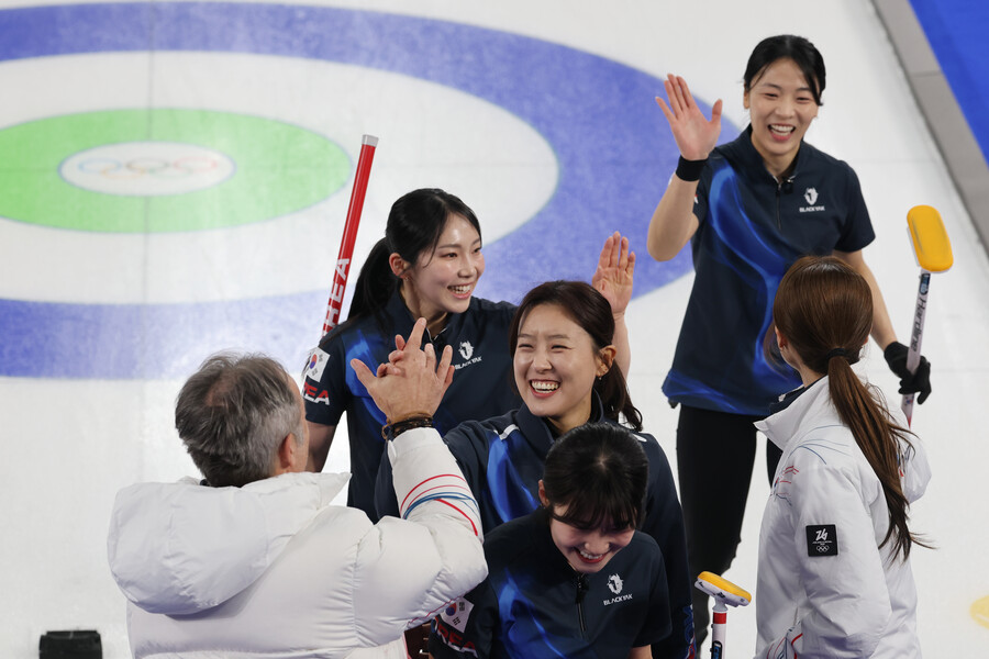 '한국이 일본에 이어 중국도 꺾었습니다' 세계 3위 한국 컬링, 치열한 접전 끝에 중국에 10-9 승리...준결승까지 '한발짝 더'