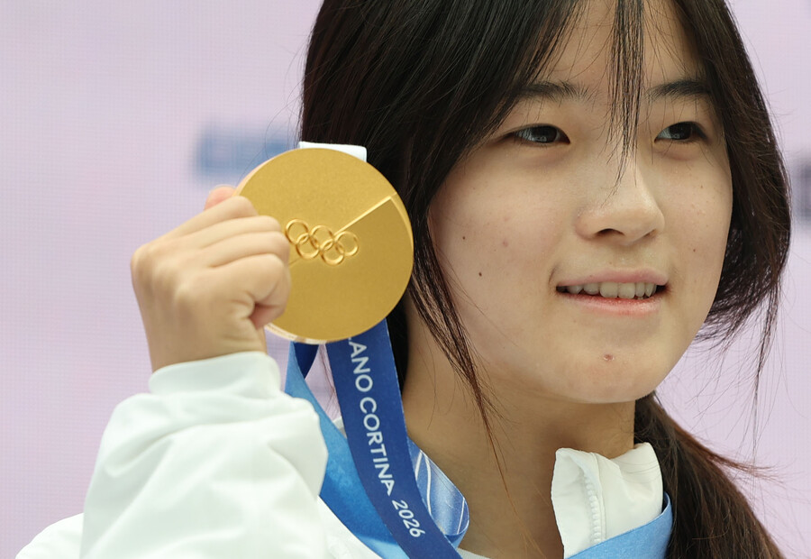 '18살 금메달리스트' 최가온, '키다리 아저씨' 롯데 신동빈 회장에게 '금메달 선물' 받았다..."축하드립니다"
