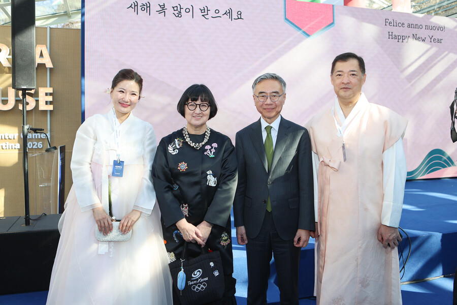 (왼쪽 두번째부터) 노희영 코리아하우스 지원 단장, 김준구 주이탈리아 대한민국 대사, 최태호 주밀라노 대한민국 총영사 ⓒ대한체육회