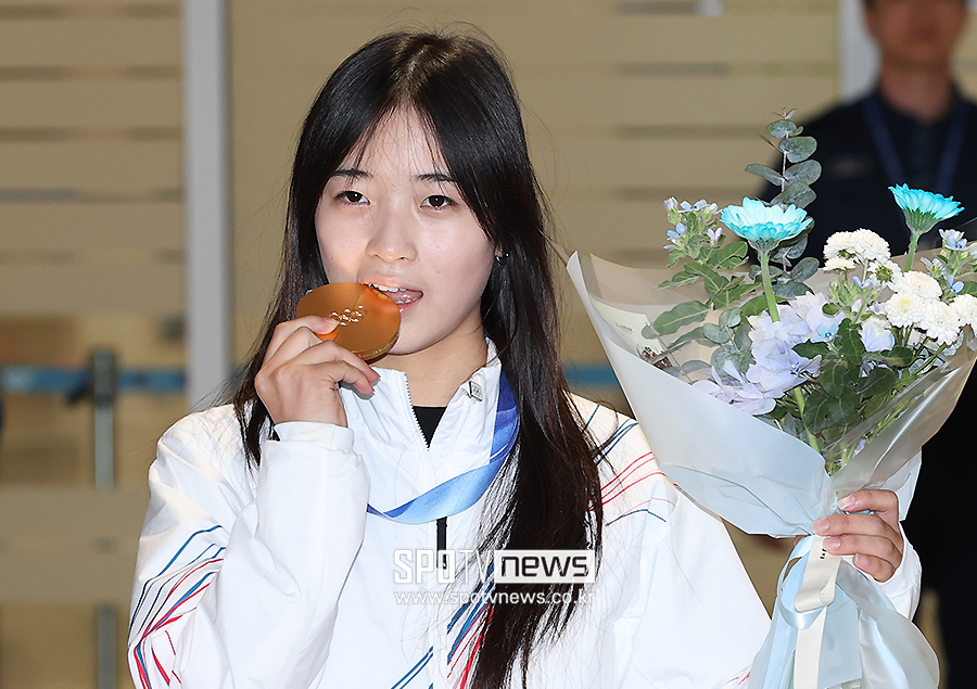 ▲ 2026 밀라노·코르티나담페초 동계 올림픽 스노보드 하프파이프 금메달 역사를 쓴 최가온이 16일 오후 인천국제공항을 통해 귀국했다.  ⓒ곽혜미 기자