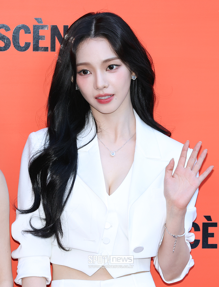 [포토S] 에스파 카리나, '볼륨감 뽐내는 크롭 재킷'
