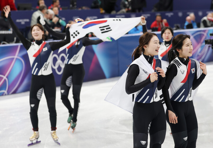 "금메달 뒤에도 나란히 서지 않았다"…日도 주목한 심석희-최민정 '7년 갈등'→"화해의 밀어주기로 韓 계주 최강국 8년 만에 탈환"