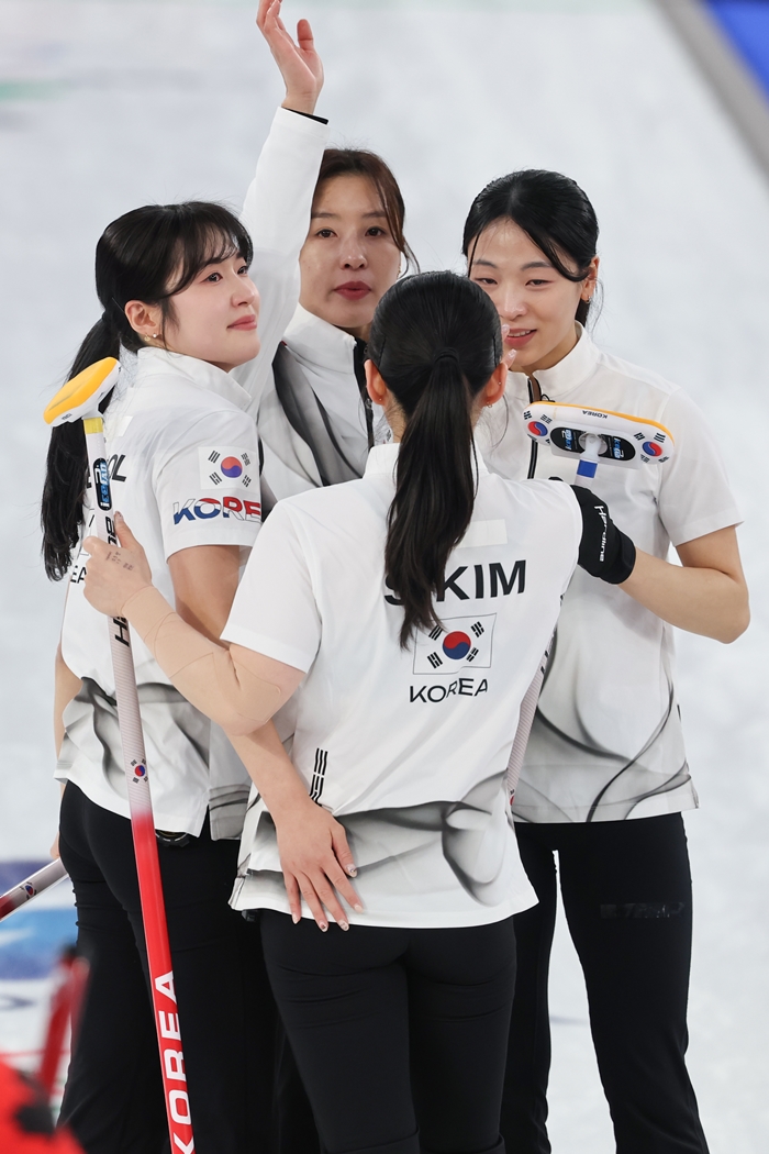 ▲ 이탈리아 코르티나담페초 컬링 올림픽 스타디움에서 열린 2026 밀라노ㆍ코르티나담페초 동계올림픽 컬링 여자 라운드로빈 한국과 캐나다의 경기에서 7-10으로 패하며 준결승 진출에 실패한 한국 대표팀 선수들이 붉어진 눈시울로 서로를 위로하고 있다.  ⓒ연합뉴스