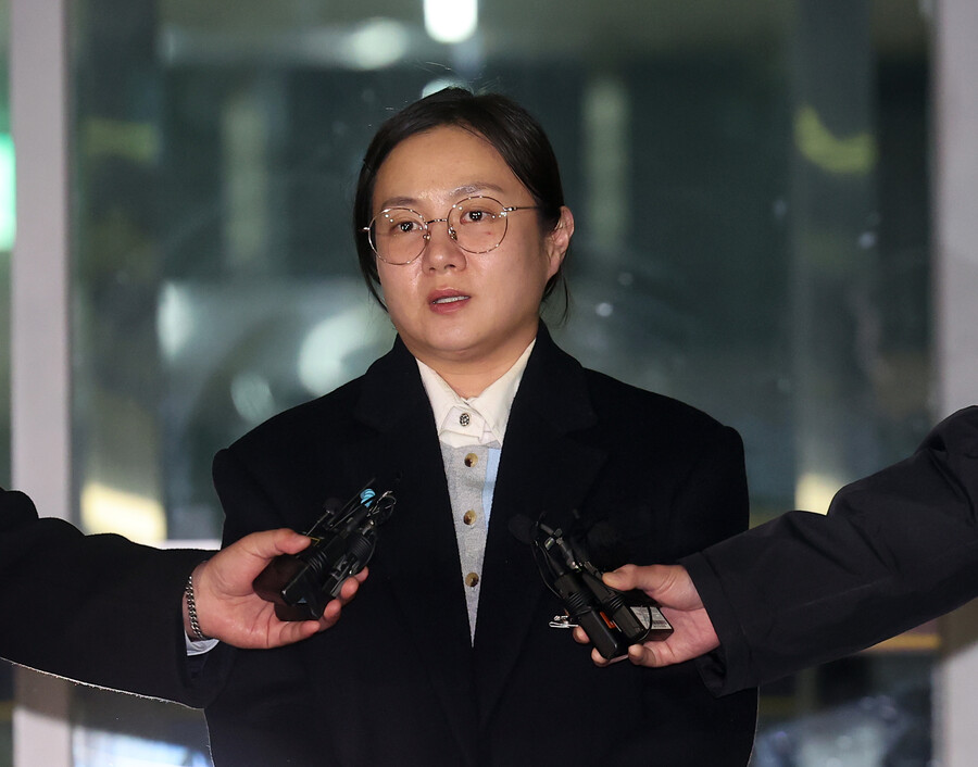 박나래, 경찰 조사 후 폴더 사과…"심려 끼쳐 죄송, 사실 아닌 부분 바로잡을 것"[종합]