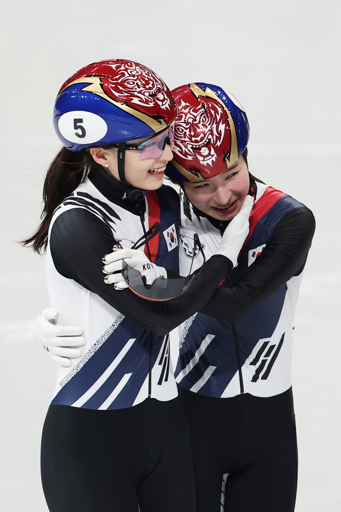 최민정 안으로, 김길리 바깥으로…韓 쇼트트랙 만나면 '자연재해' → 1500m 도파민 터지는 역전쇼