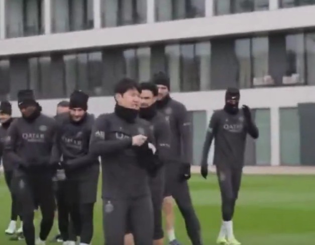'강인아, 이리 와서 맞자' 홍명보호 에이스, 사랑 많이 받는구나! PSG 선수단의 '생일빵' 화제...특별한 '생일 기념 행사'