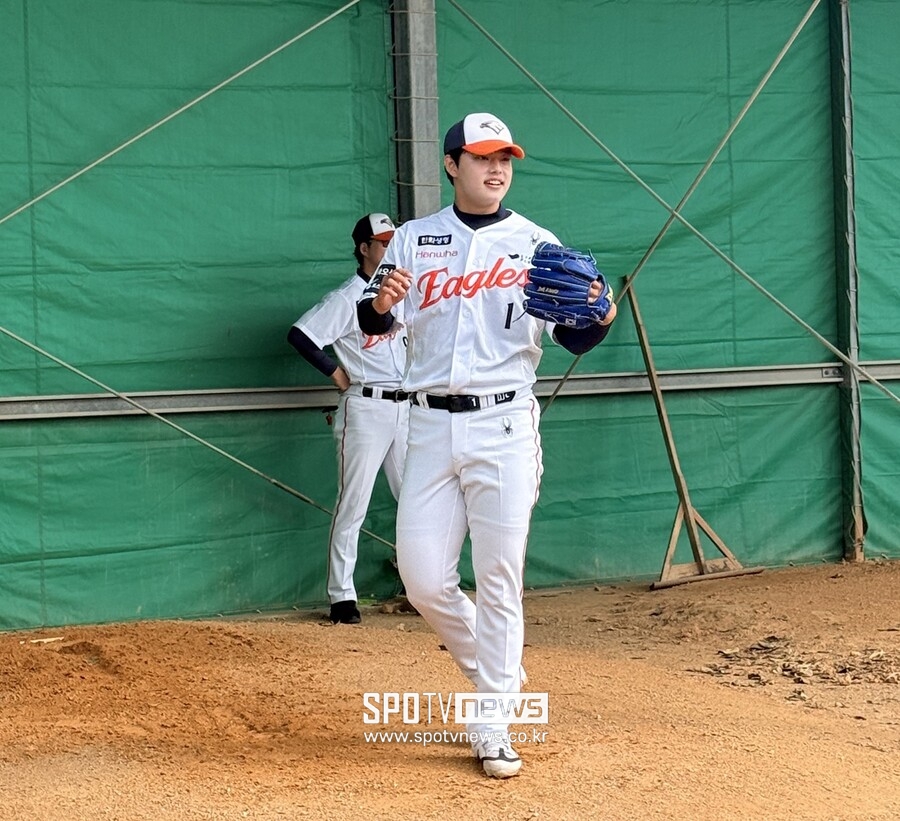 대표팀 옆 문동주, 부상 낙마→첫 불펜 피칭 씩씩하게 끝냈다 "욕심내야 하겠지만…"