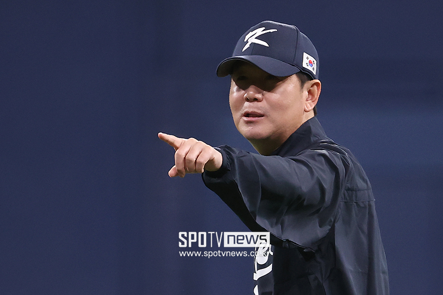 ▲ 류지현 한국 야구 대표팀 감독이 노시환에게 축하를 전했다. 한화 이글스는 23일 오전 주전 3루수 노시환과 비FA 다년계약 체결을 공식 발표했다. 계약 조건은 2027시즌부터 2037시즌까지 11년이며 옵션 포함 총액은 무려 307억원이다. FA 계약과 비FA 다년계약을 통틀어 KBO리그 역대 최장기이자 최대 규모 계약을 자랑했다. ⓒ곽혜미 기자