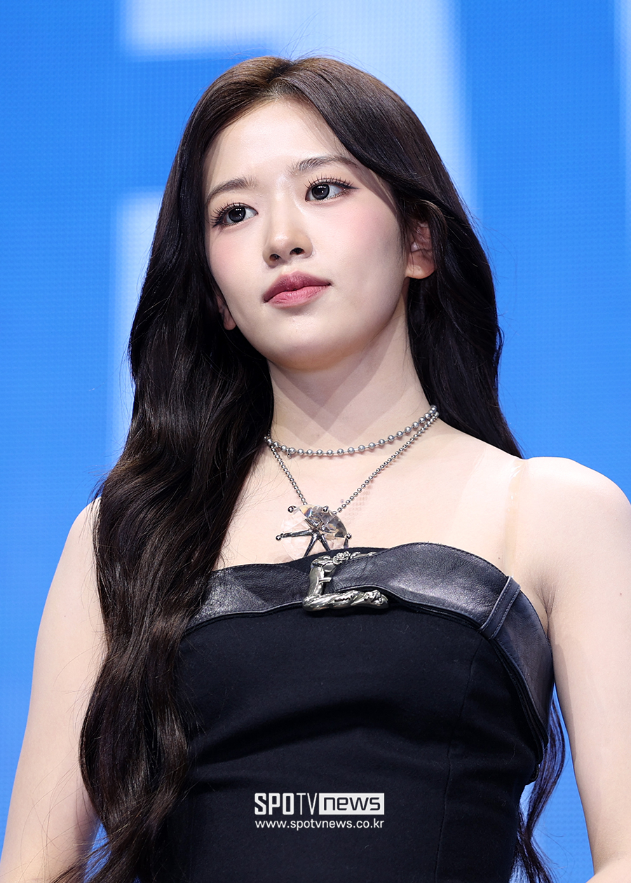 [포토S] 아이브 안유진, 섹시한 오프숄더