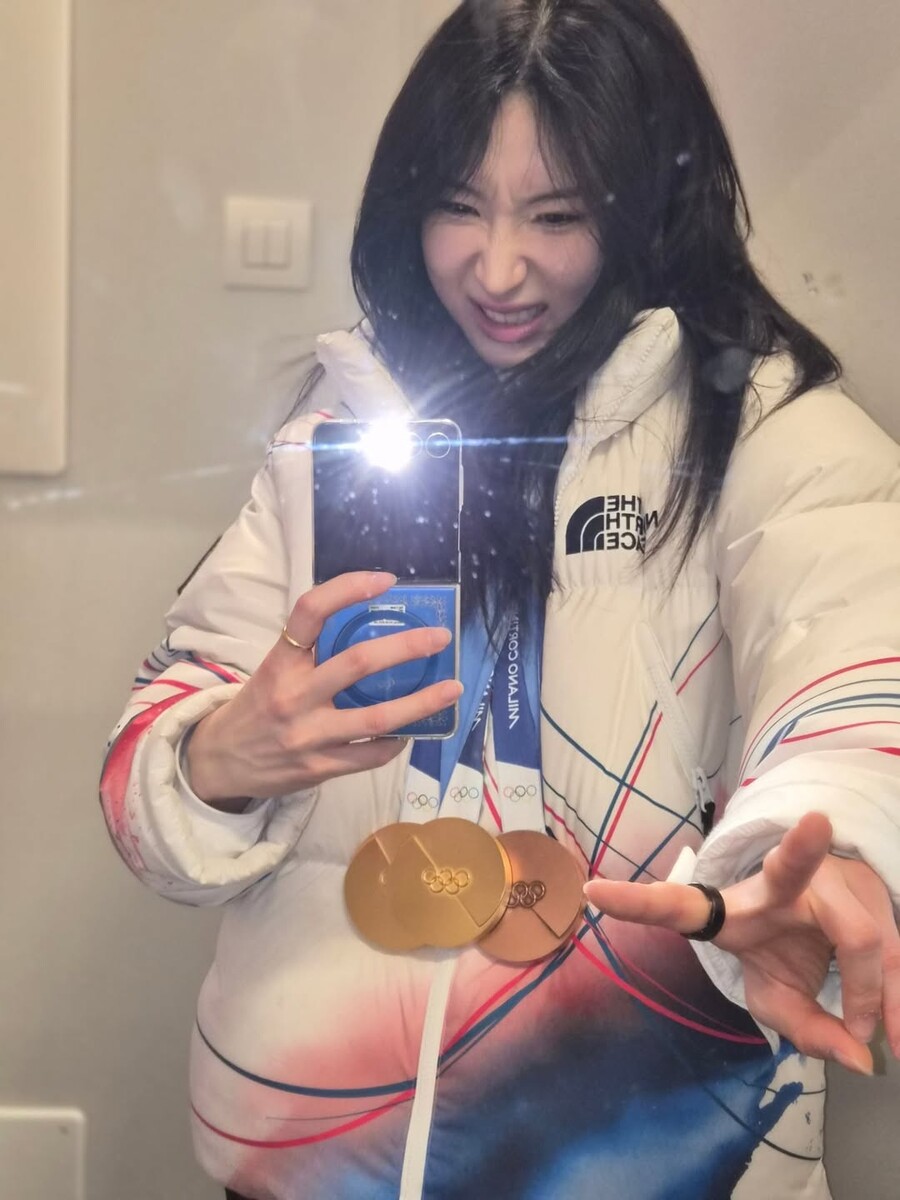 대한민국에서 김길리만 가능한 인증샷 공개됐다…네덜란드 미남 쇼트트랙 왕자도 축하 "올림픽의 빛나는 순간들"
