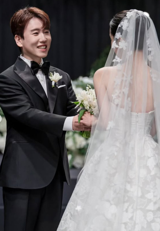 남창희, 결혼식 내부사진 포착..'한강 아이유' ♥윤영경 손잡고 꿀이 뚝뚝