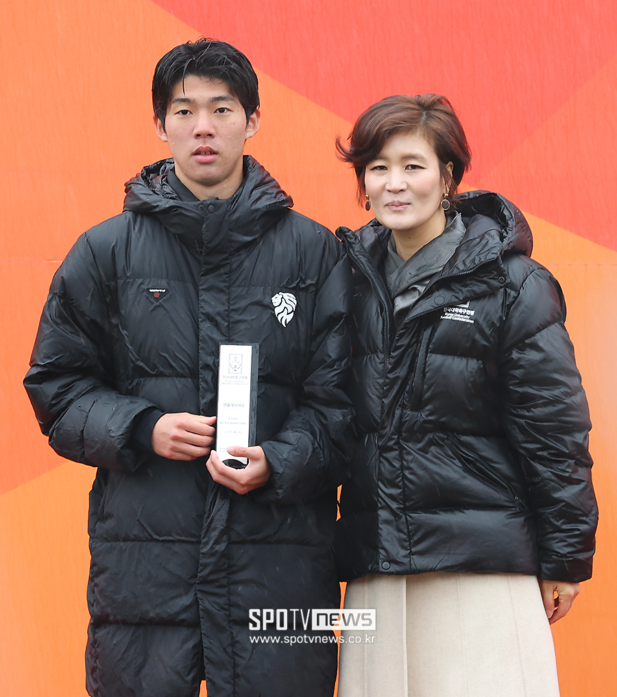 ▲ 경희대 박태양 한국대학축구연맹 이보애 부회장 ⓒ곽혜미 기자
