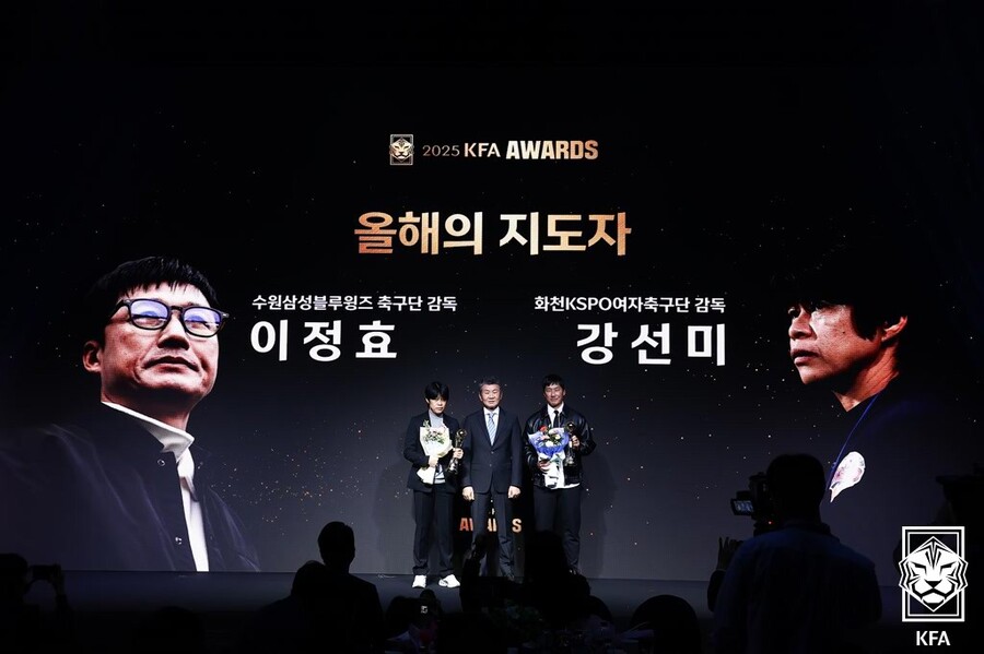 ▲ 이강인은 24일 충남 천안 코리아풋볼파크에서 열린 2025 대한축구협회(KFA) 어워즈에서 남자부 올해의 선수상을 받았다. 여자부 올해의 선수는 장슬기에게 영광이 돌아갔다. 올해의 지도자는 이정효 감독과 강선미 감독이다. ⓒ 대한축구협회