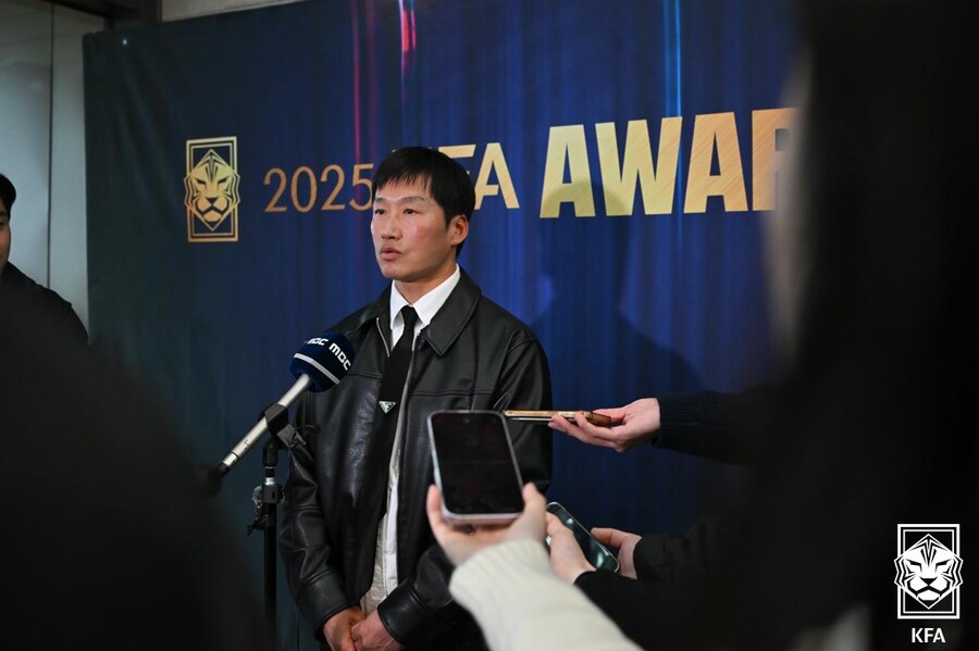 ▲ 이강인은 24일 충남 천안 코리아풋볼파크에서 열린 2025 대한축구협회(KFA) 어워즈에서 남자부 올해의 선수상을 받았다. 여자부 올해의 선수는 장슬기에게 영광이 돌아갔다. 올해의 지도자는 이정효 감독과 강선미 감독이다. ⓒ 대한축구협회