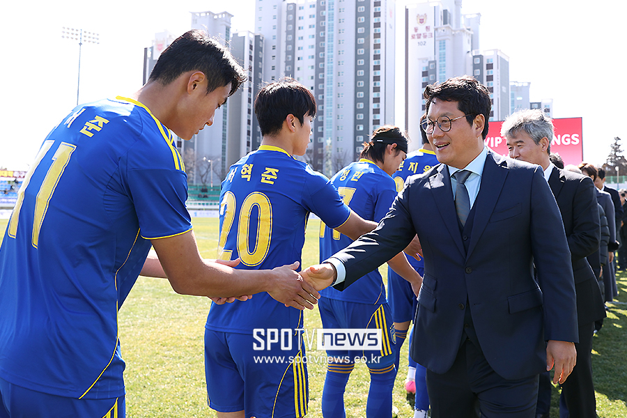 [포토S] 한국대학축구연맹 박한동 회장, '선수들에게 따스한 격려'