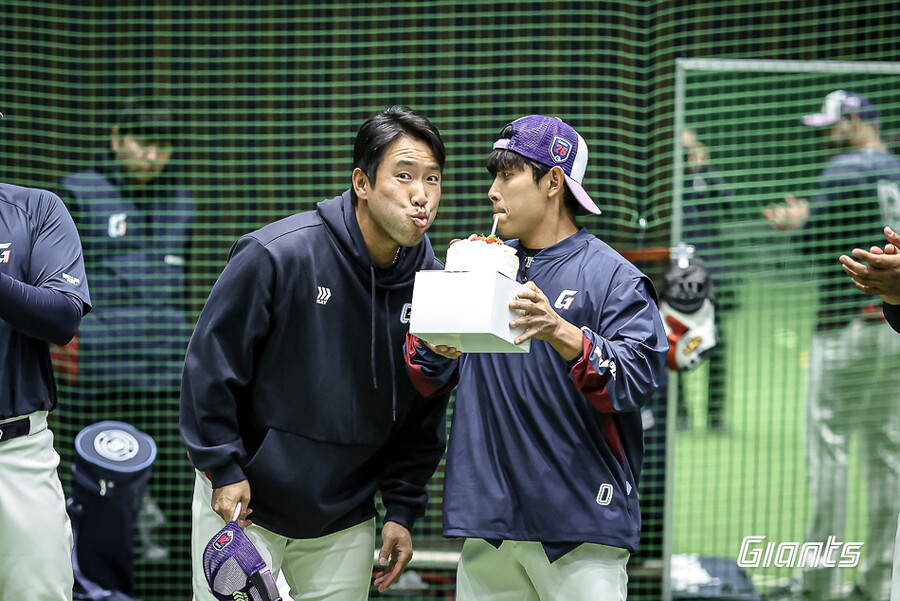 '롯데 캡틴' 전준우의 깜짝 생일파티, 대참사 날 뻔했지만…모처럼 활기 돌았다