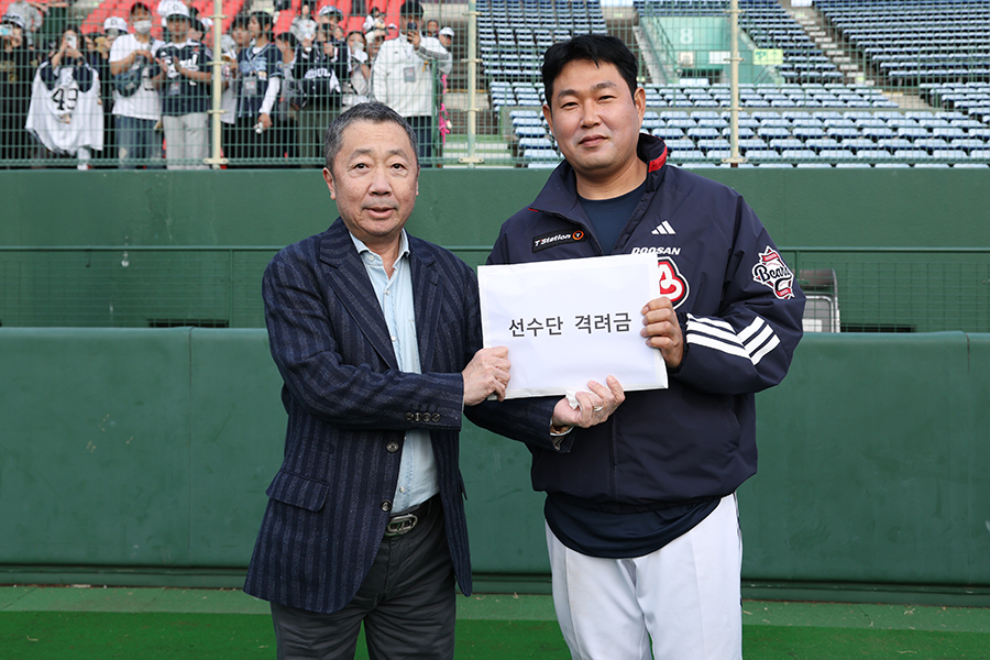 ▲ 일본 미야자키에서 진행되고 있는 스프링캠프지를 방문해 선수단 격려에 나선 박정원 구단주 ⓒ두산 베어스