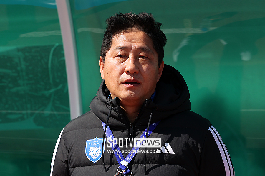 [포토S] 결승전 앞둔 울산대 서효원 감독