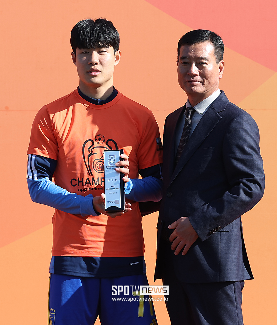 [포토S] 도움상 수상한 울산대 김광원