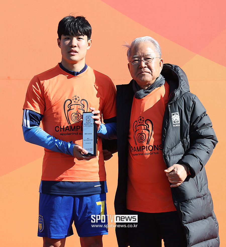 [포토S] 울산대 김광원, 최우수 선수상 수상