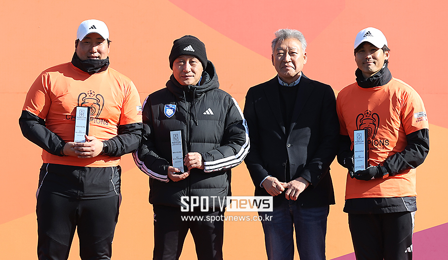 [포토S] 최우수 지도자상 수상한 울산대 서효원 감독