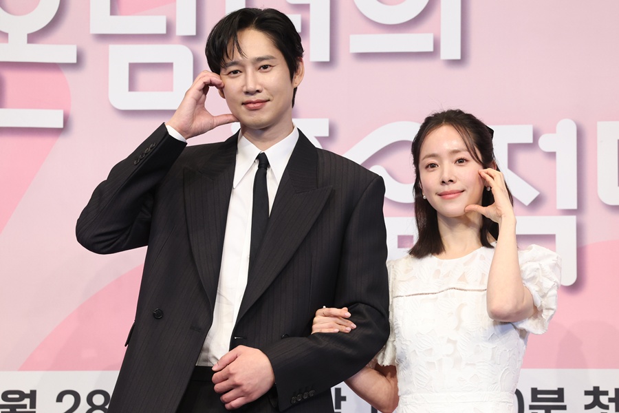 "로맨틱 코미디 갈망 있었다"…한지민X박성훈, 소개팅 로맨스로 AV논란 지울까[종합]