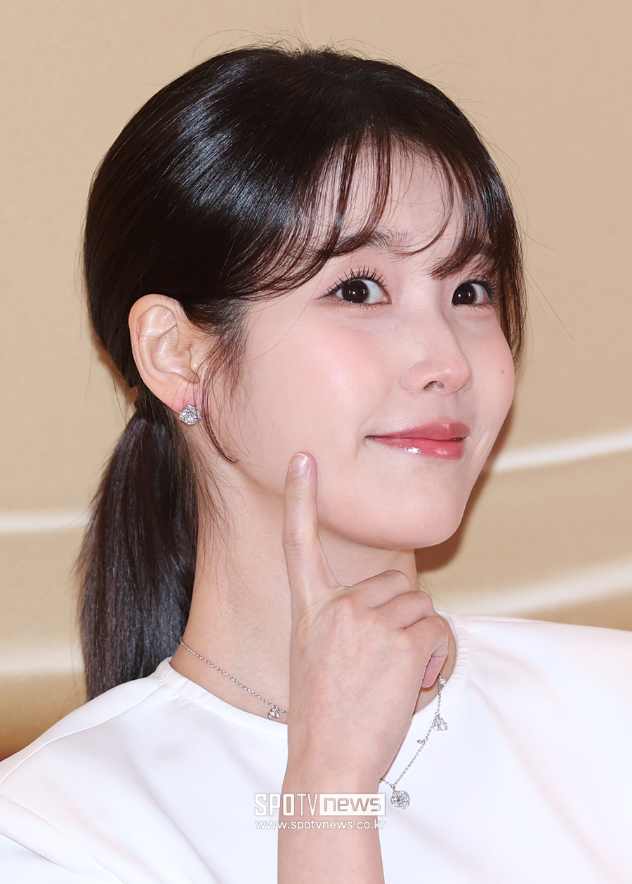 [포토S] 아이유, '깜찍한 볼 콕!'