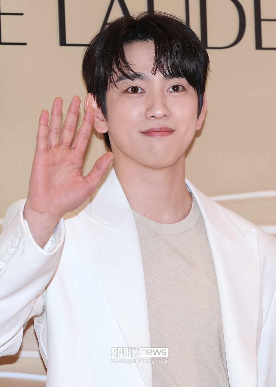 [포토S] 진영, '젠틀한 손인사'