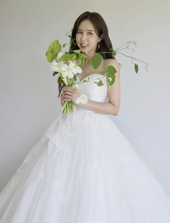 '5월 결혼' 신지, 웨딩 사진 공개…♥문원만 생각해도 웃음 나는 '새신부'