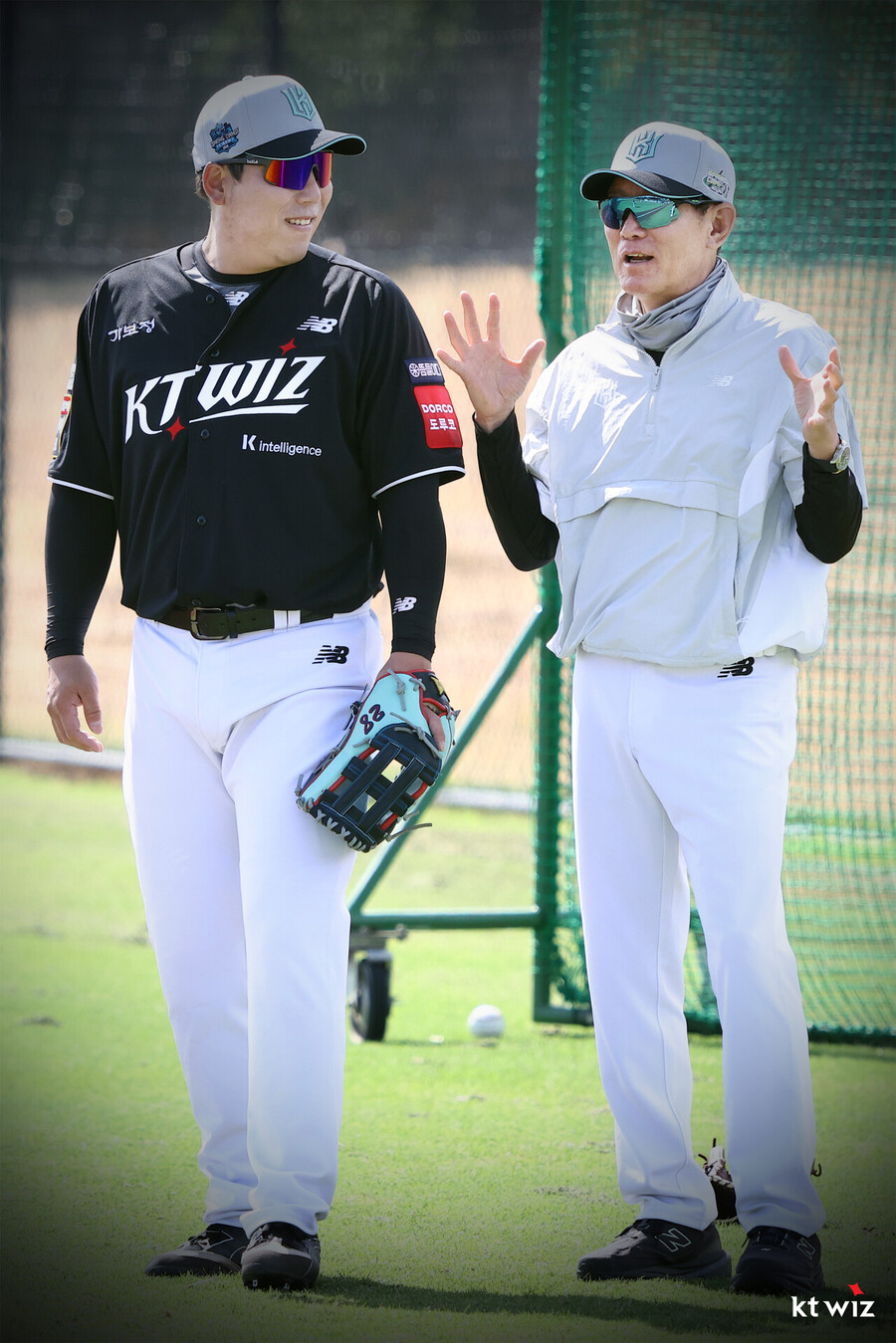 ▲ 왼쪽부터 김현수, 이강철 감독 ⓒKT 위즈