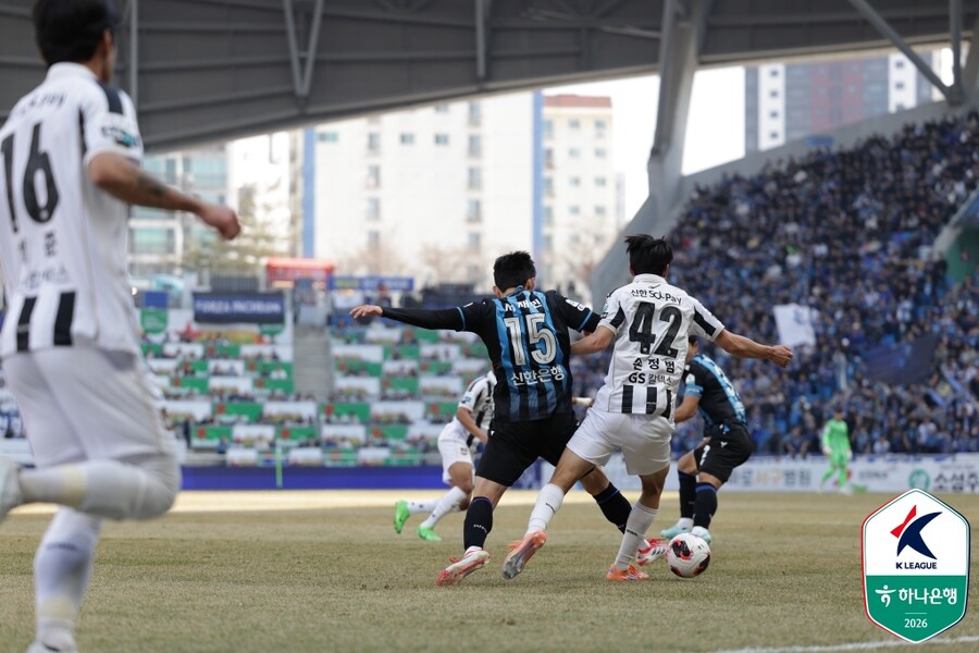 ▲ FC서울이 28일 오후 2시 인천축구전용경기장에서 펼쳐진 '하나은행 K리그1 2026' 개막전에서 인천 유나이티드를 2-1로 격파했다. 2024년 7월 이후 무려 581일 만에 펼쳐진 '경인더비'에서 승리하며 시즌 마수걸이 승리를 신고했다. 이날 승리로 서울은 상대 전적에서 12승 8무 11패로 우위를 점하게 됐다. ⓒ한국프로축구연맹