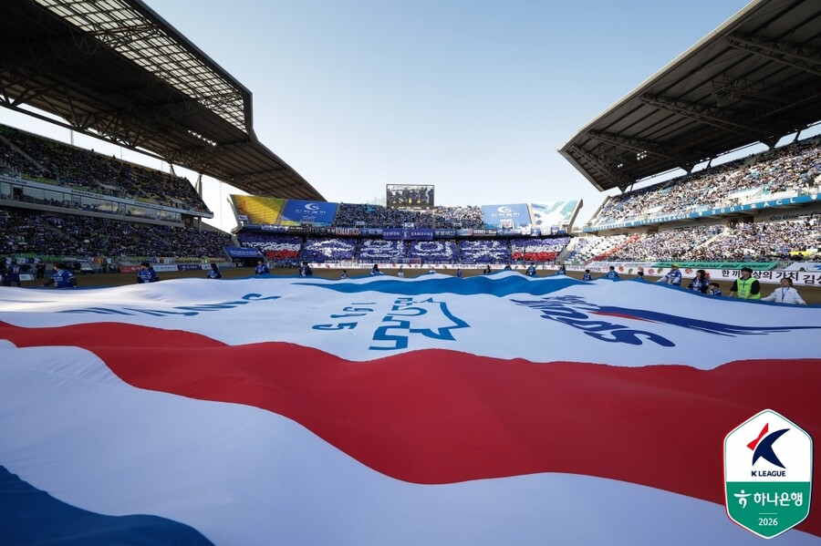 ▲ 프로축구 K리그2 수원 삼성 블루윙즈 이정효 신임 감독의 데뷔전이 28일 수원월드컵경기장에서 열렸다. 서울 이랜드를 상대한 2026시즌 개막전부터 2부리그 역대 최다 관중이 운집했다. ⓒ 한국프로축구연맹